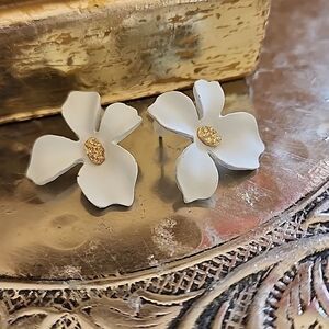 White Floral Earrings With Gold Tone Stamen